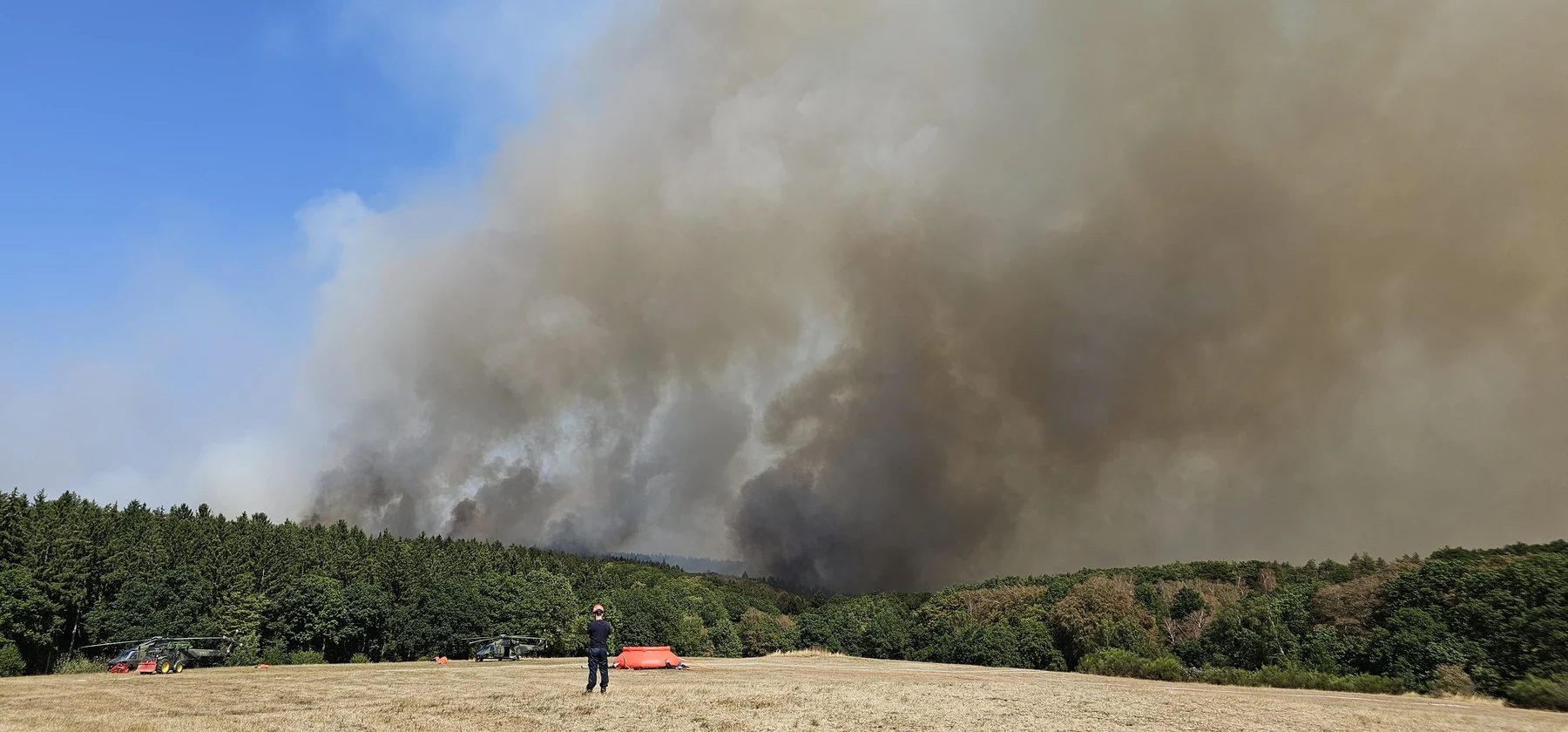 Rauchfahne über dem Brandraum Hürtgenwald