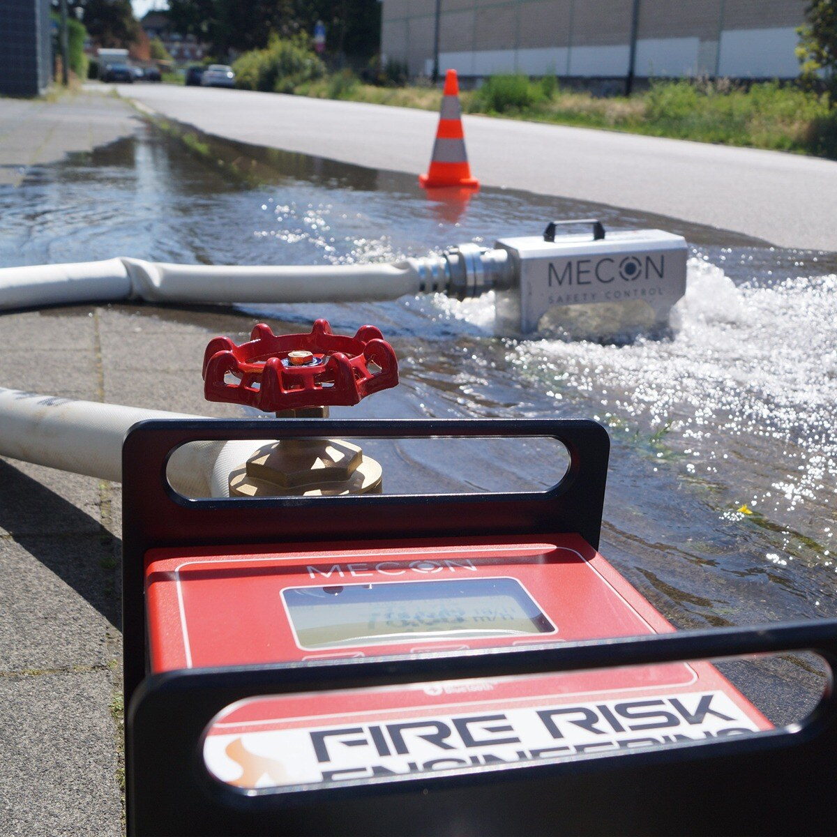 Messgerät bei einer Hydranten-Leistungsmessung von Fire Risk Engineering