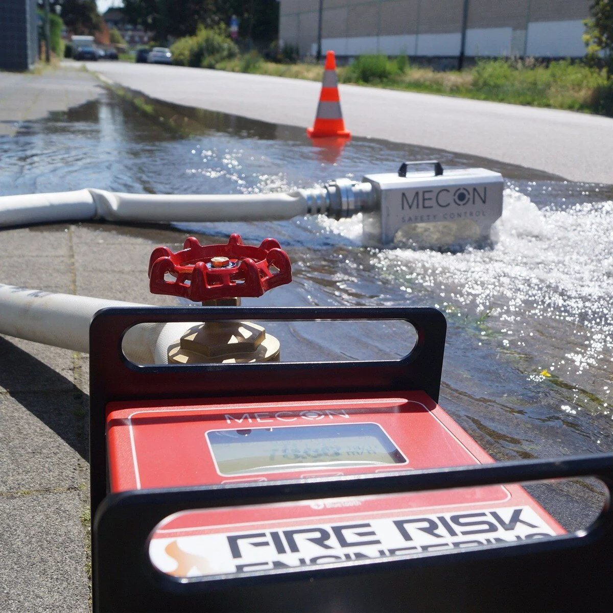 Messgerät bei einer Hydranten-Leistungsmessung von Fire Risk Engineering