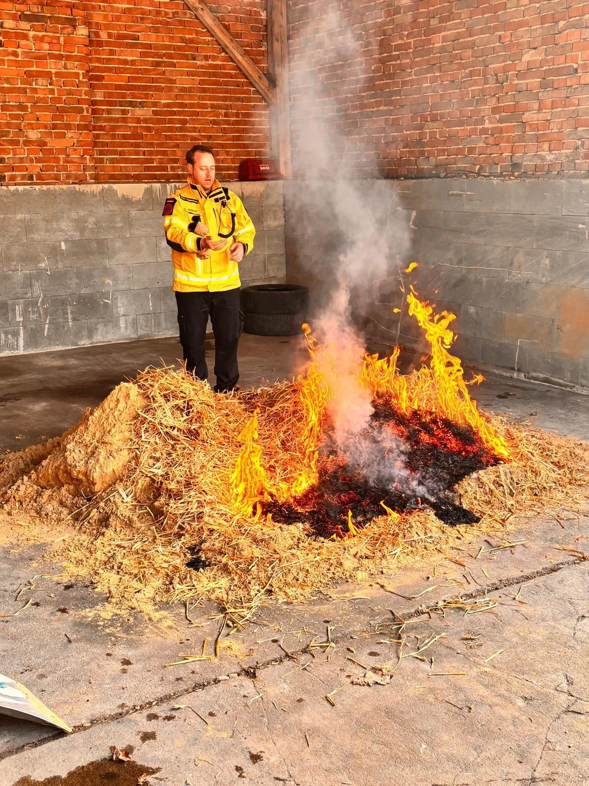 Martin Engelskirchen erläutert Feuerverhalten an einem vorbereiteten Brennstoffbett