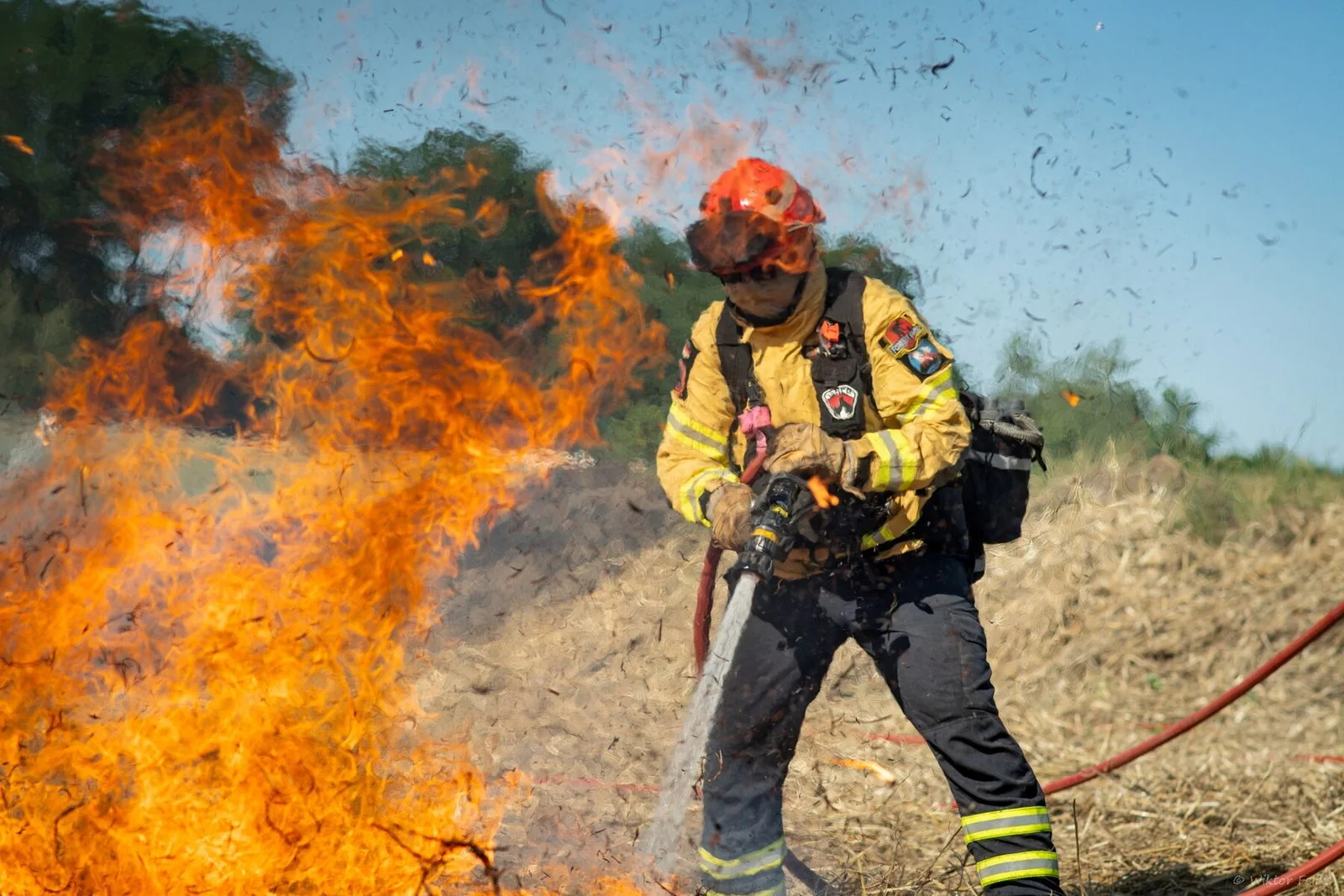 Dynamische Vegetationsbrandbekämpfung mit handgeführtem Strahlrohr